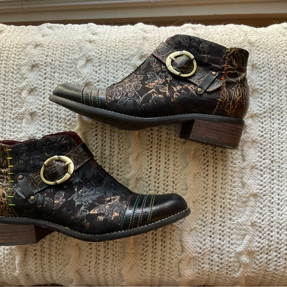 L'ATISTE Black Ankle Boots with Gold Buckle and Textured Leather - Picture 1 of 6